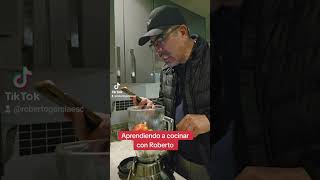 Aprendiendo a cocinar con Roberto cocinar recetas aprender humor comedia reir papaeto [upl. by Avid]