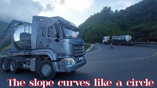 Unstable curve  Trucks avoid each other on a curved slope like a circle [upl. by Ayota402]