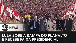 Lula sobe a rampa do Palácio do Planalto e recebe faixa presidencial  SBT News [upl. by Dreher752]