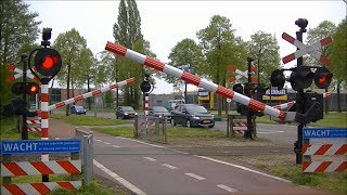 Spoorwegovergang Aalten  Dutch railroad crossing [upl. by Rotceh]