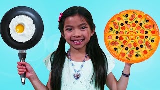 ¡Emma Pretend Play Hace Comida con GIGANTES JUGUETES de cocina y camión de comida [upl. by Hausner]