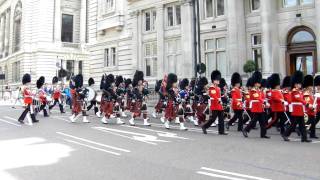 Défilé militaire Royal Angleterre Scotland The Brave  Celtic Bagpipes [upl. by Nestor358]