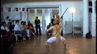 The Basic Exercices of Khmer Dance  Figure  Giant  Kray Nai 1994 [upl. by Azarria]