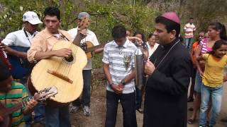 Mons Rolando Álvarez tocando guirros [upl. by Dorraj]