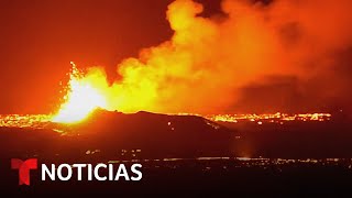 El volcán que entró en erupción en Islandia emana fuego y lava [upl. by Fokos]