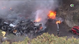 Los bomberos confían en controlar durante la noche el incendio en el desguace de Granadilla de Abona [upl. by Aleuqahs]