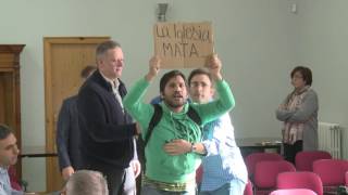 Un activista sin hogar interrumpe a gritos a Carlos Osoro [upl. by Portugal749]