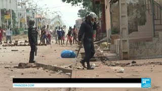 Guinée  Conakry sous haute tension après le vote affrontements entre police et opposants [upl. by Duthie]