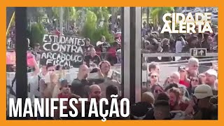 Policiais e manifestantes entram em confronto dentro de Assembleia Legislativa no Paraná [upl. by Hugibert]