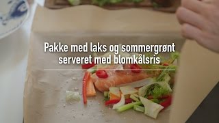 Pakke med laks og sommergrønt serveret med blomkålsris [upl. by Denn]