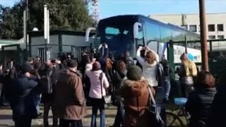 Cara Castelnuovo la deputata Muroni ferma il bus con i migranti [upl. by Annaeiluj]