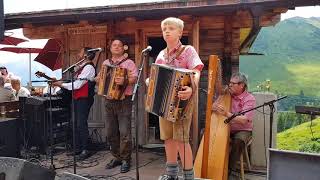 Ursprung Buam mit dem kleinen Franz und den Zellberg Buam spielen die Tiroler Buam Polka [upl. by Root]