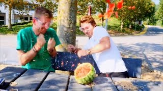 🍉🍉WATERMELONCHALLENGE  EEN WATERMELOEN LATEN ONTPLOFFEN MET ELASTIEKJES [upl. by Nessaj]