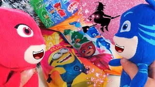 Arriva la Befana 🧦 Apriamo le Calze dei Pj Masks Super Pigiamini e dei Minions insieme a loro [upl. by Kcirddet]