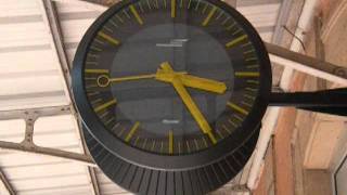 Horloge SNCF folle [upl. by Solracsiul918]