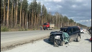 Виноват сильный ветер автоледи на Nissan XTrail врезалась в самосвал на ЕКАД [upl. by Annagroeg]