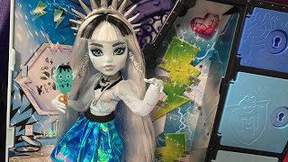 MONSTER HIGH SKULLTIMATE SECRETS FEARIDESCENT FRANKIE STEIN DOLL REVIEW [upl. by Maye]