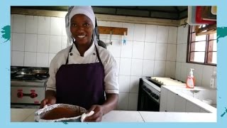 Esta bager spice cake  GoCook til verdens ende  Tanzania  Film 17 [upl. by Heyra]