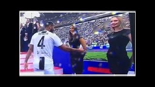 Gaffe Benatia alla festa scudetto lhostess non ricambia il saluto VIDEO [upl. by Farris695]