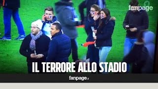 Le esplosioni e la paura allo stadio durante la partita [upl. by Ydal964]