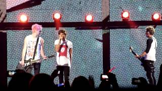 One Direction  Melbourne October 30 2013  Teenage Dirtbag with 5SOS [upl. by Nonnahsed]