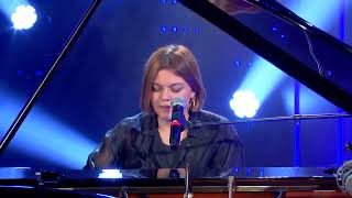 Louane  On était beau Live  Le Grand Studio RTL [upl. by Llertnom]