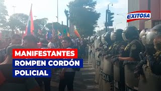 🔴🔵Cercado de Lima Manifestantes rompen cordón policial y llegan a la Av Abancay [upl. by Anirdnaxela582]