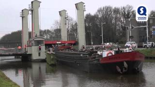 Binnenvaartschip ramt zakkende hefbrug in Tilburg stuurhut volledig vernield [upl. by Ayaet397]