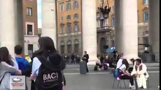 Papa Francesco a Piazza San Pietro confessa i giovani del Giubileo [upl. by Sset]