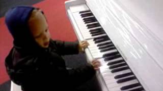 Matt Houston  Mon fiston Camron teste un piano Video [upl. by Ushijima]