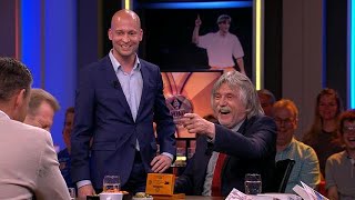 Johan Derksen krijgt gouden tosmunt van sponsor quotDie gaat op Marktplaats  VOETBAL INSIDE [upl. by Brosy]