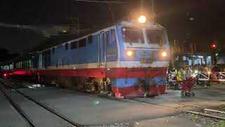 2413 D19E932 kéo tàu SNT4 vào ga Dĩ An 2222 10524 [upl. by Trini688]