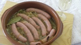 Salchichas al vino blanco con cebolla  Receta fácil [upl. by Oona291]