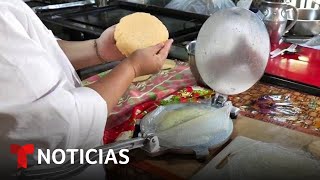 Regresa a su pueblo y abre negocio de tortillas saludables  Noticias Telemundo [upl. by Warga20]