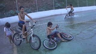 BICICLETA NA AGUA ENGRAÇADAS QUEDAS [upl. by Roots]