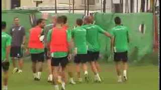 Varios jugadores del Real Betis se pelean durante un entrenamiento [upl. by Phare757]