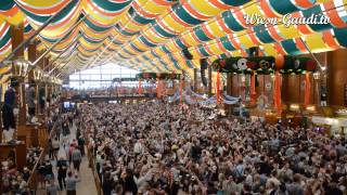 Die Krüge hoch im SchützenFestzelt um 1100 Uhr morgens am 2 WiesnSamstag auf dem Oktoberfest [upl. by Boleslaw]