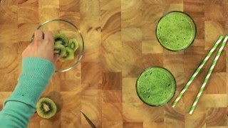 Kookvideo Groene smoothie [upl. by Nylekcaj]