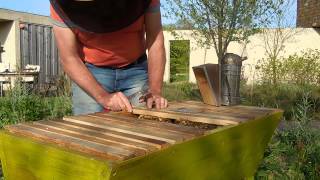 Top Bar Hive controle op 2 mei 2015 [upl. by Ynnhoj]