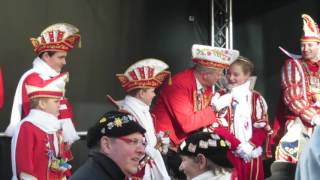 Viersen Altweiber Karneval 2017 Remigiusbrunnen Rathausmarkt Stadthaus [upl. by Swanhildas]