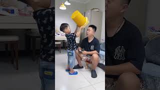 小米宝套垃圾袋的方式太秀了，爸爸都看懵了！Cute babyCute呆萌小米宝聪明宝宝萌娃 [upl. by Yenahc469]