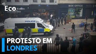 Manifestantes entram em confronto com a polícia em diversas cidades do Reino Unido [upl. by Aryad291]