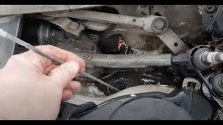 Cambio motor limpiaparabrisas  Changer le moteur dessuieglace renault Clio 3 phase 1 [upl. by Ahsakat]