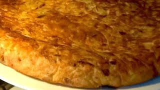 Spansk tortilla m 3 ingredienser løg kartofler amp æg  Kartoffelomelet til tapas  Opskrift  131 [upl. by Merle]