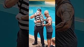 O mímico Tom muito engraçado ao imitar este homem 💪😂🤣 tomthemime seaworldmime seaworldorlando [upl. by Christian]