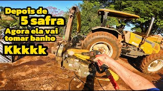 Paitrão mandou eu lavar a forrageira e carreta de silagem pra guardar roçavlog [upl. by Ahsitan93]