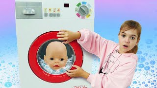 Baby Born Emily und ihr Kindermädchen Emily hat sich bekleckert Puppen Video auf Deutsch [upl. by Tillio]