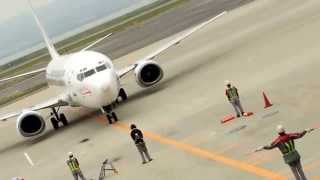 marshaller good job Boeing 737 [upl. by Siward]