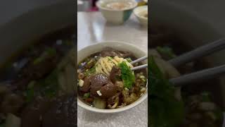 Taipei food 台北覓食之：大直街「龍記小吃」，肉燥、餛飩好吃，牛肉麵屬於很早期很傳統的。taipeifood 台北覓食 [upl. by Doyle]