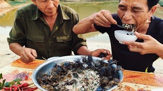 Ăn Cua Sống  Eat Raw Crab A unique dish only available in Vietnam [upl. by Sender595]